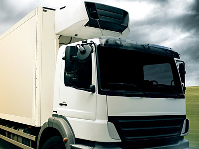 Ein weißer Lastwagen mit Kühlsystem auf dem Dach.